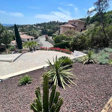 Villa Vue « golf St Tropez » *