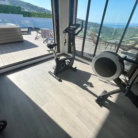 Vue « golf St Tropez » *